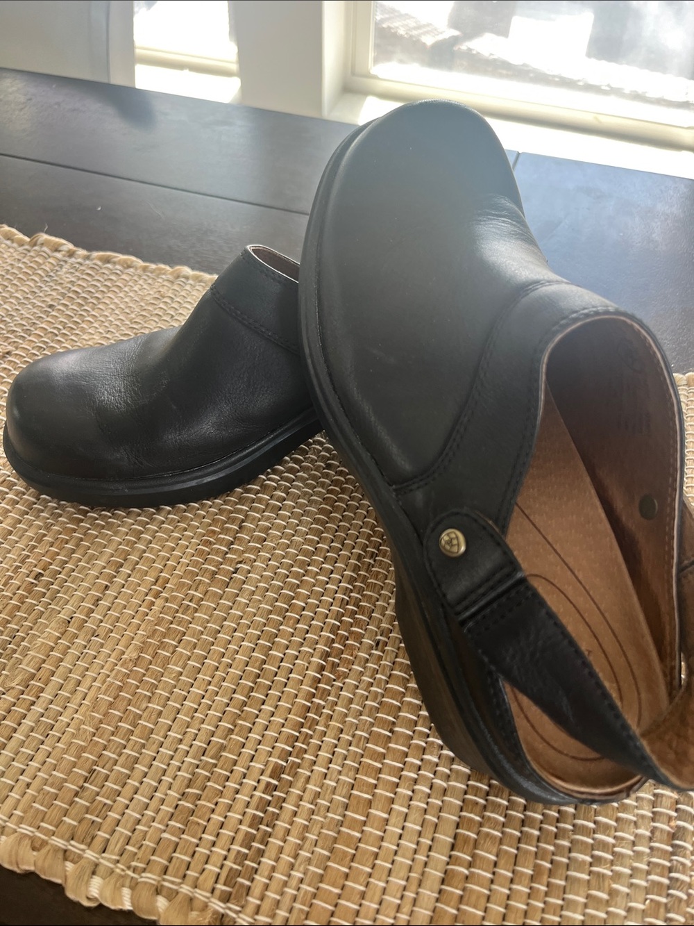 WoMen's Black Slip-On Leather Clogs